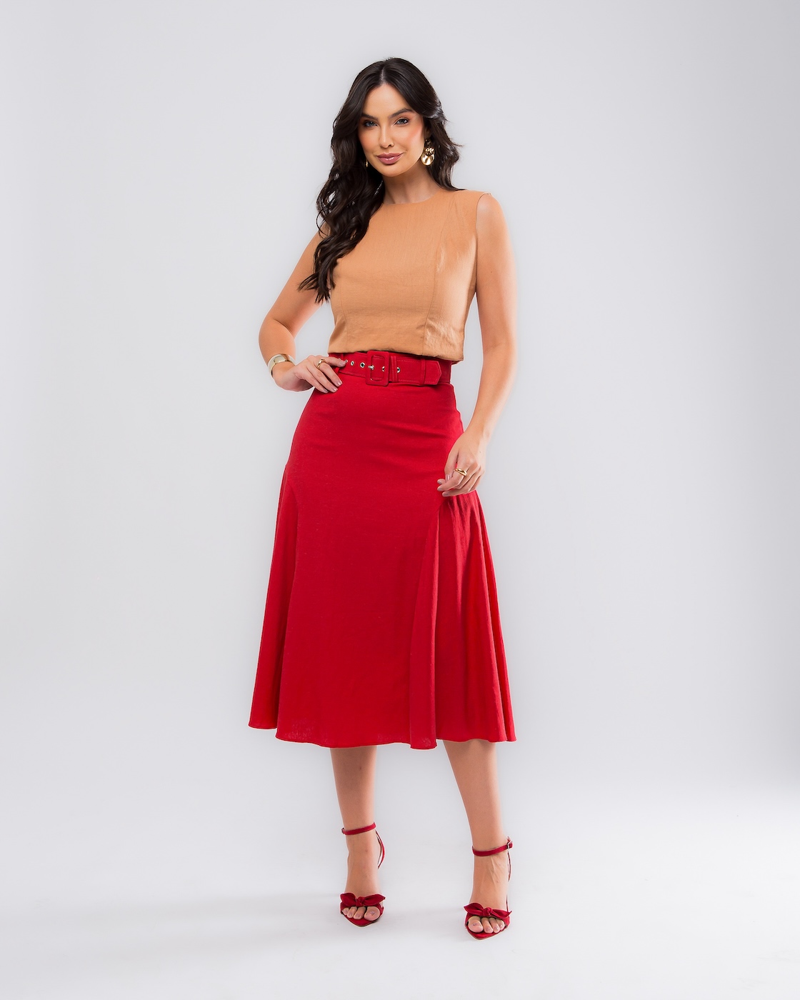 erros ao usar saia vermelha midi