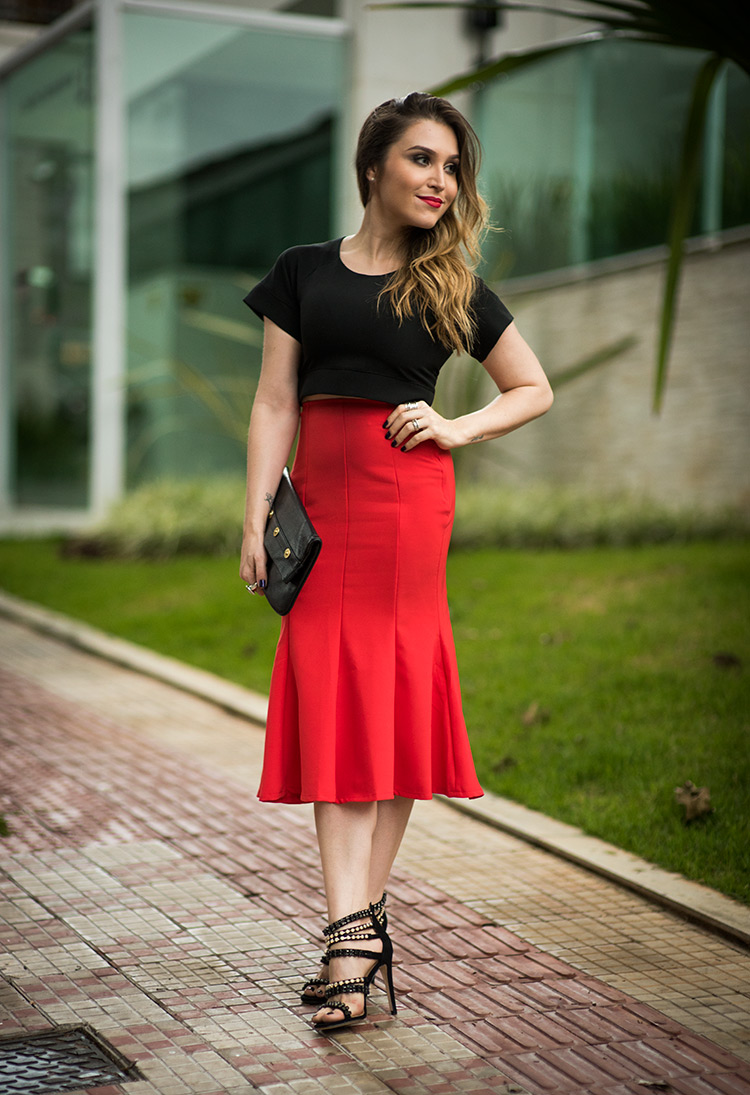 looks com saia vermelha midi