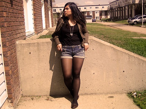 Looks com shorts jeans e meia calça preta