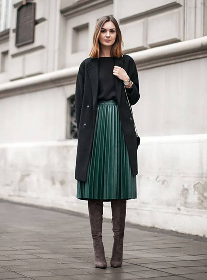 looks com saia plissada longa e bota