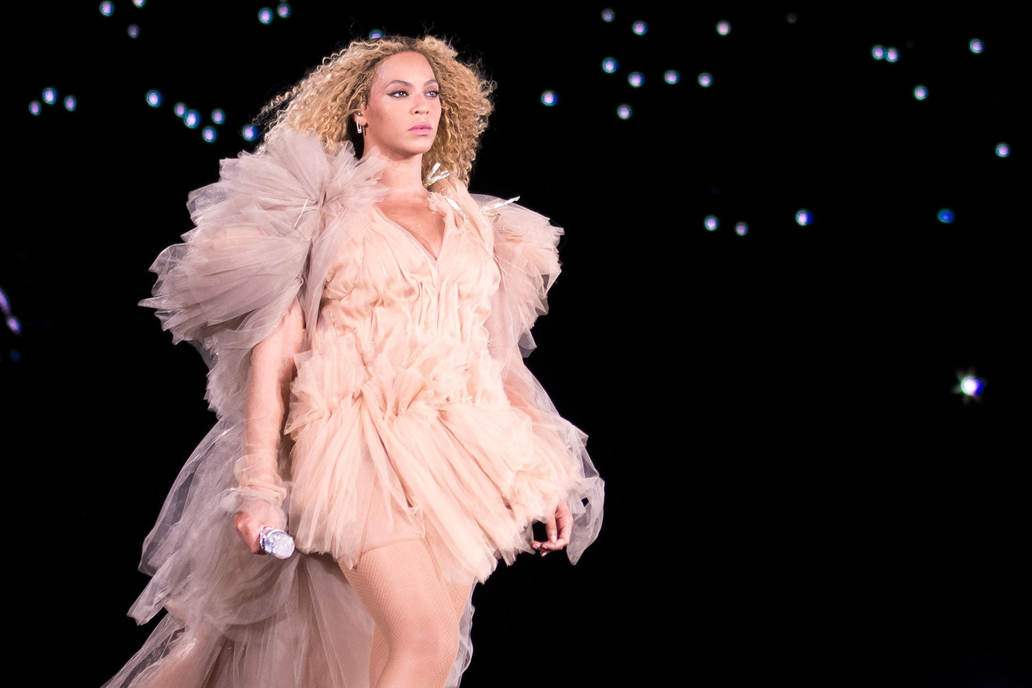 Maquiagem e Penteados para Shows Pop: Dicas para Arrasar no Visual