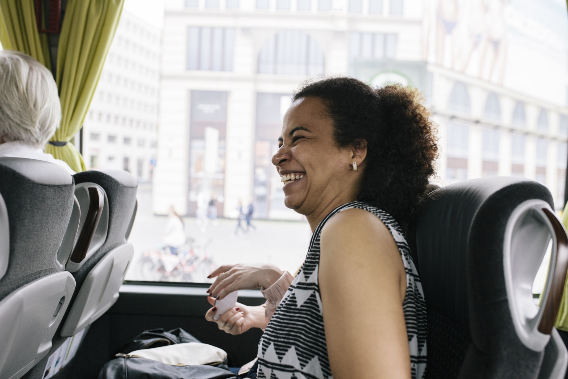 Acessórios indispensáveis para uma viagem de ônibus tranquila