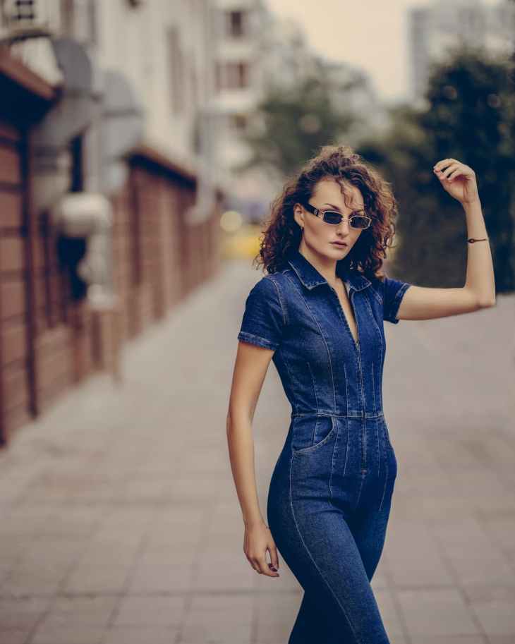 como usar cinto em macacão jeans para baixinhas