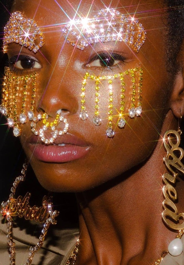 cola de cilios ou fixador de glitter para pedrinhas