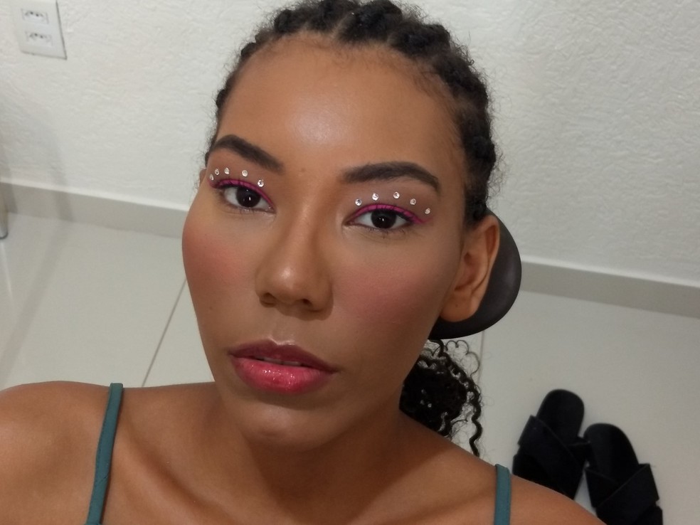 cola de cilios ou fixador de glitter para pedrinhas