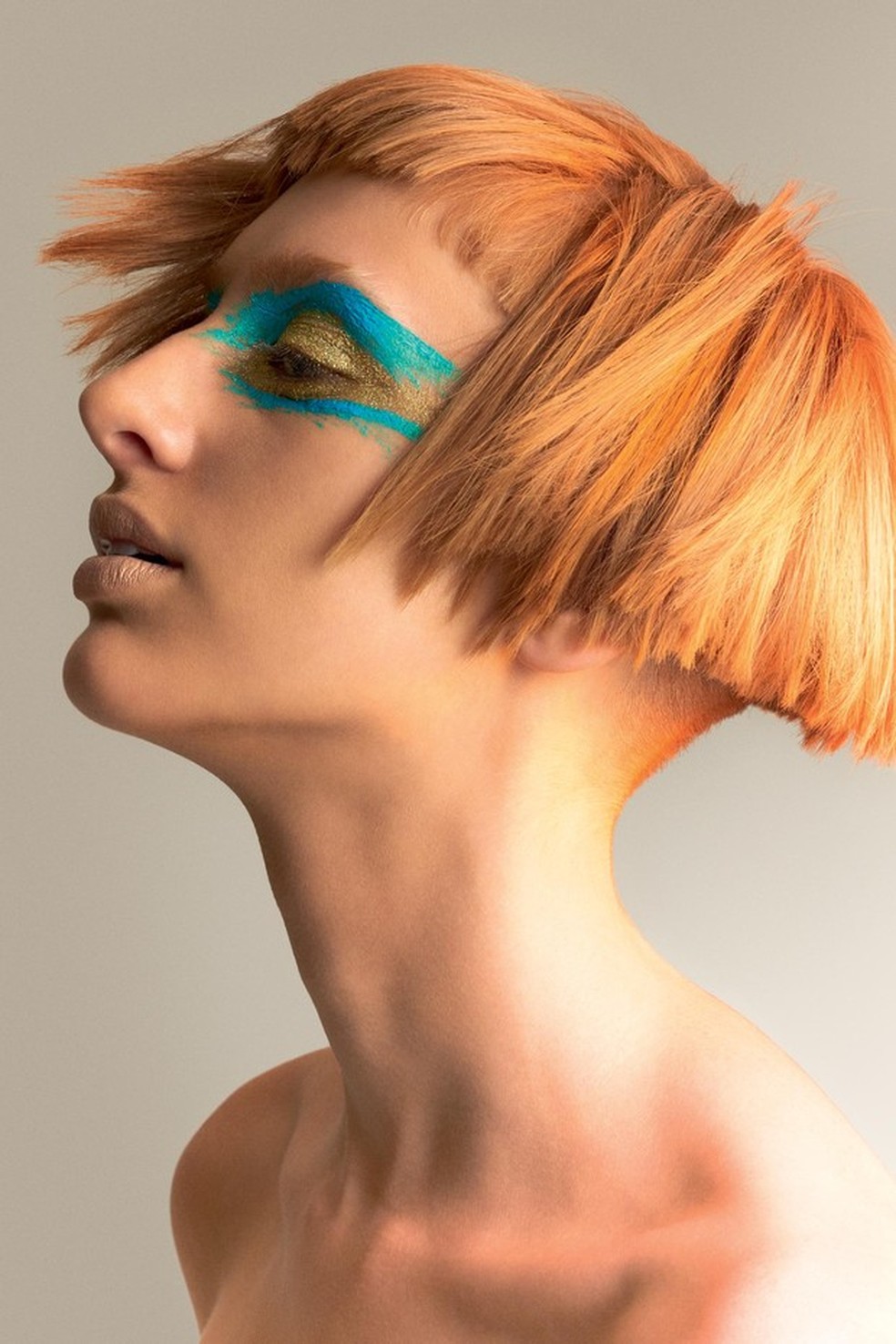 maquiagem azul marinho dourado cut crease