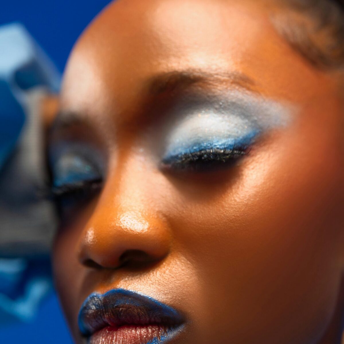 ideias maquiagem azul dourado festa