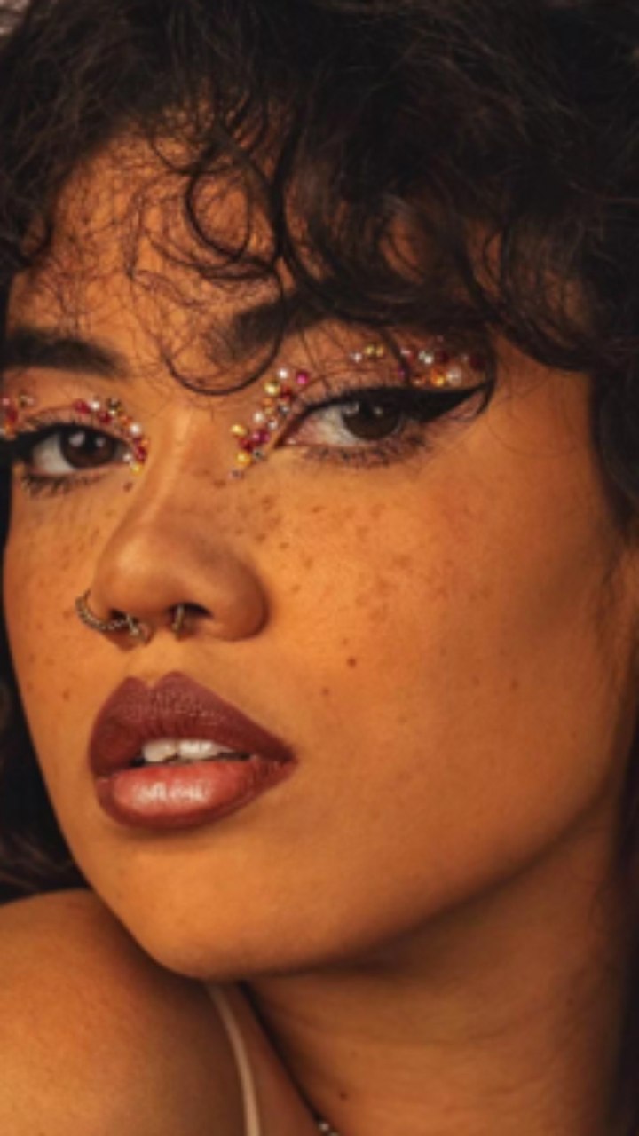 maquiagem com strass vs maquiagem com glitter para carnaval