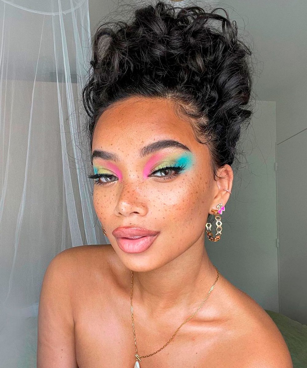 erros comuns ao fazer maquiagem carnaval colorida