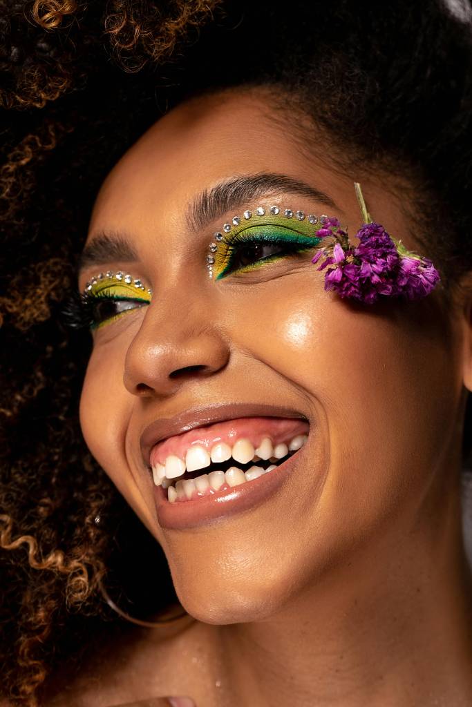 cola de cílios ou adesivo para strass na maquiagem