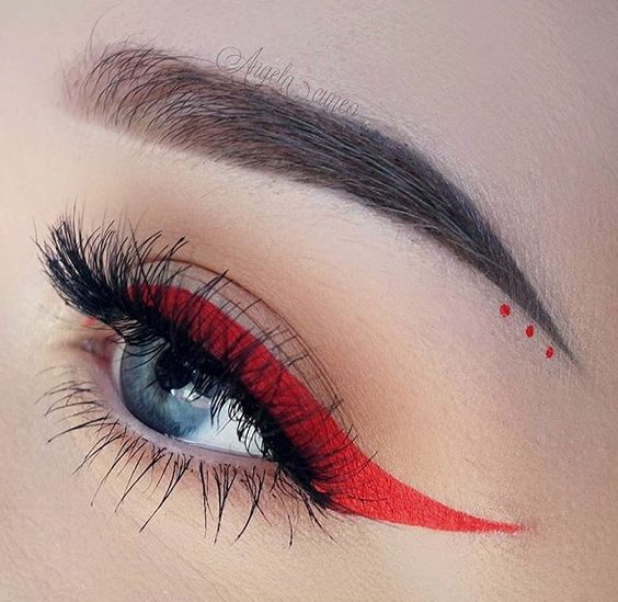 Maquiagem dourada com batom vermelho
