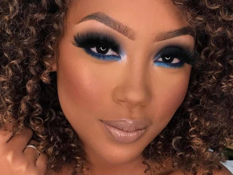 Como escolher o batom ideal para um vestido azul royal