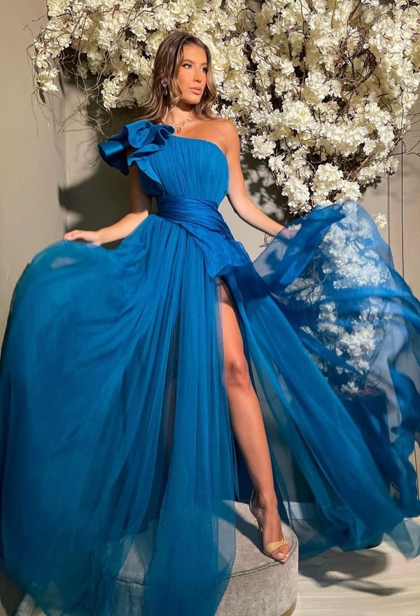 O poder dos tons metálicos na maquiagem de festa