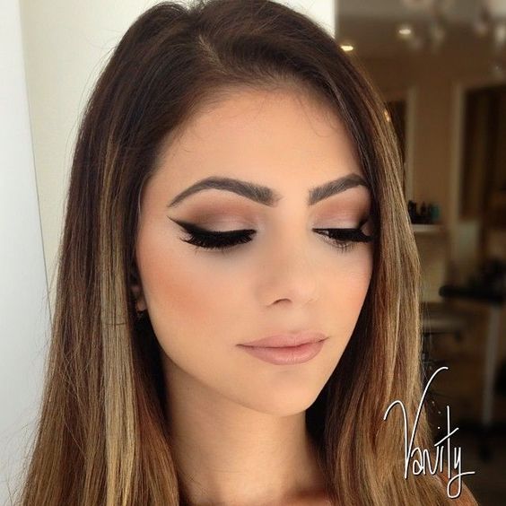 Como escolher o batom ideal para um vestido azul royal