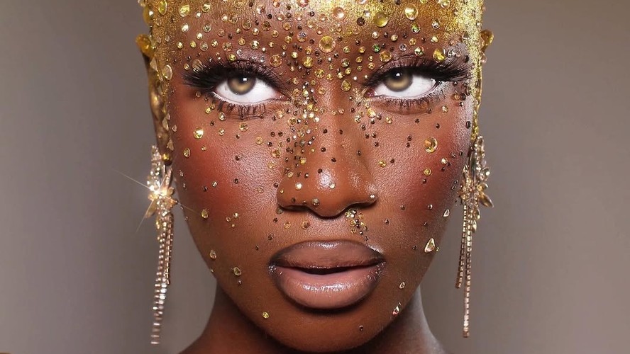 maquiagem prata com glitter