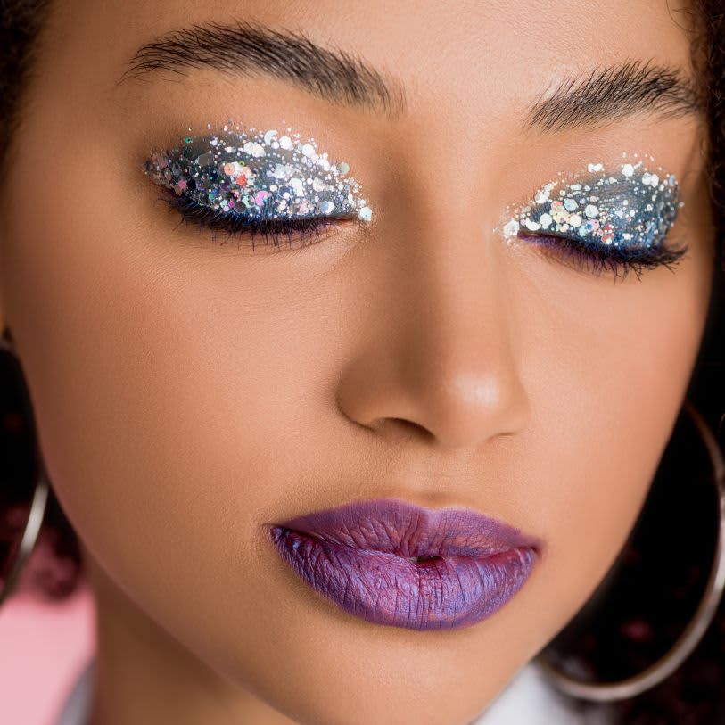 glitter prata maquiagem como nao cair no rosto