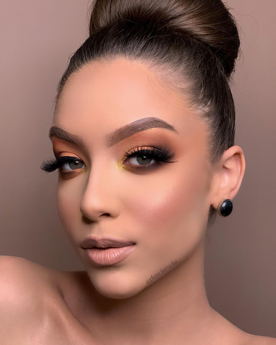 passo a passo smokey eye preto glitter dourado