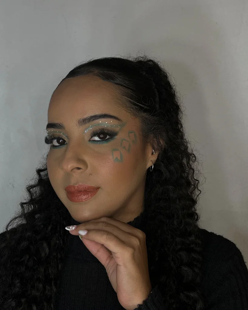 smokey eye preto com glitter vs delineado brilhoso