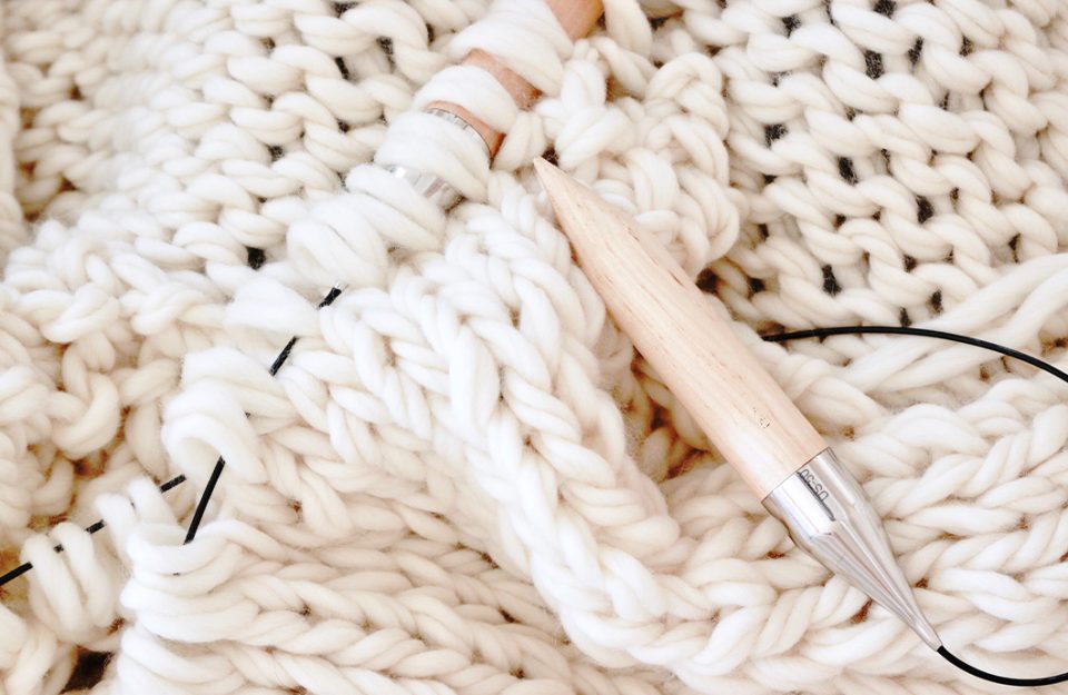 Arm Knitting vs. Agulhas Gigantes: Qual Técnica é Melhor para Você?