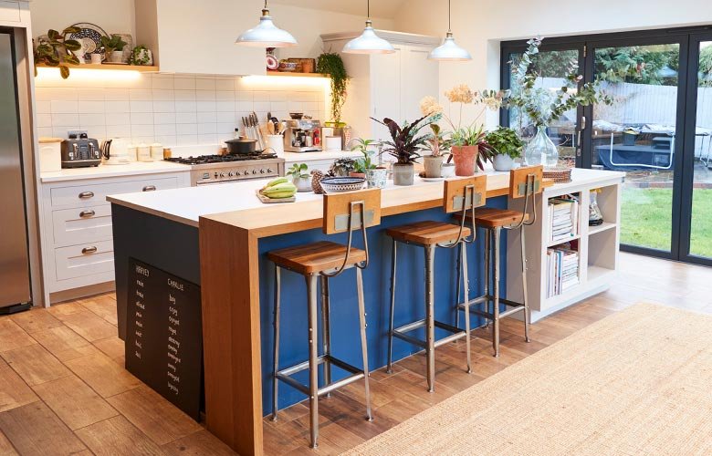 Decoração de cozinha rústica: Combinando banquetas de madeira e metal