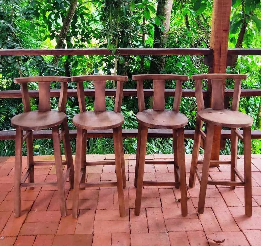 Banqueta de madeira maciça vs. demolição: Qual a melhor escolha?