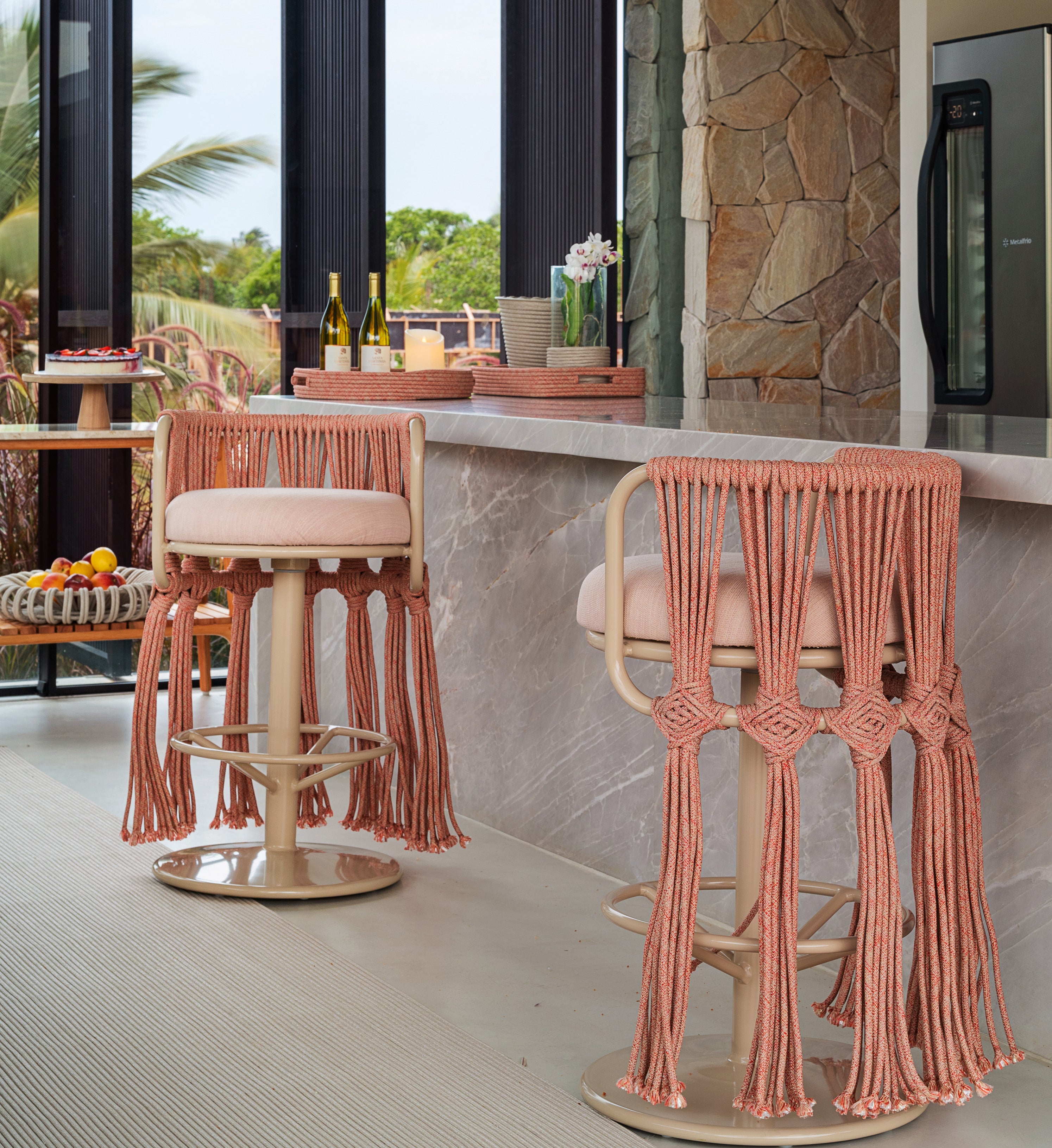 Decoração de cozinha rústica: Combinando banquetas de madeira e metal