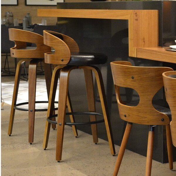 Decoração de cozinha rústica: Combinando banquetas de madeira e metal