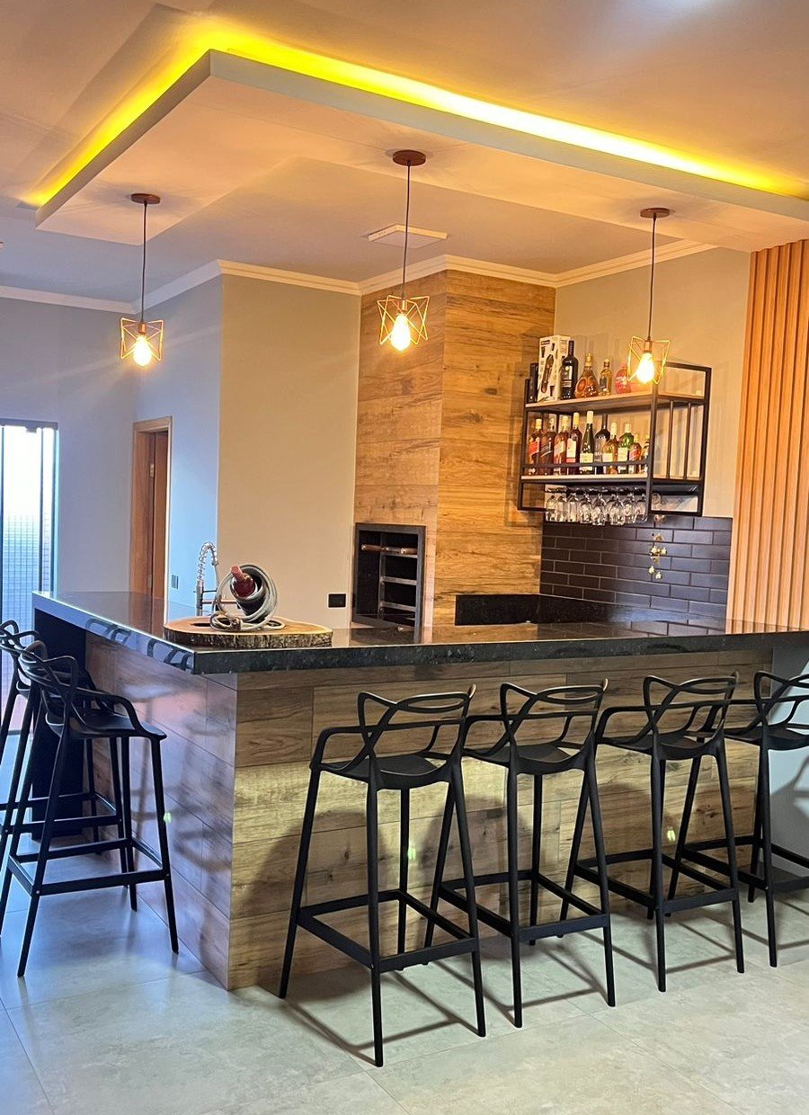 Banquetas com encosto vs. sem encosto: qual a melhor para você?