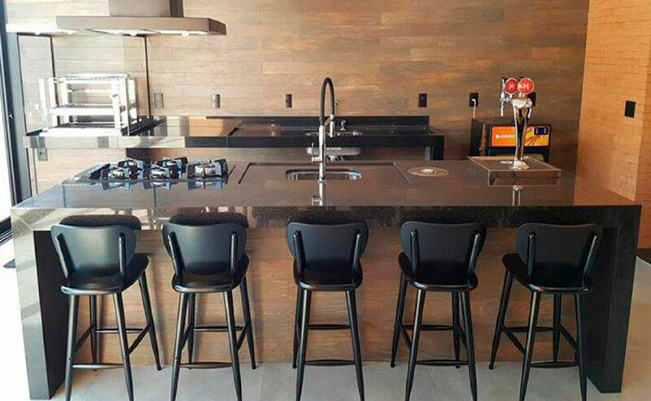 Banquetas com encosto vs. sem encosto: qual a melhor para você?