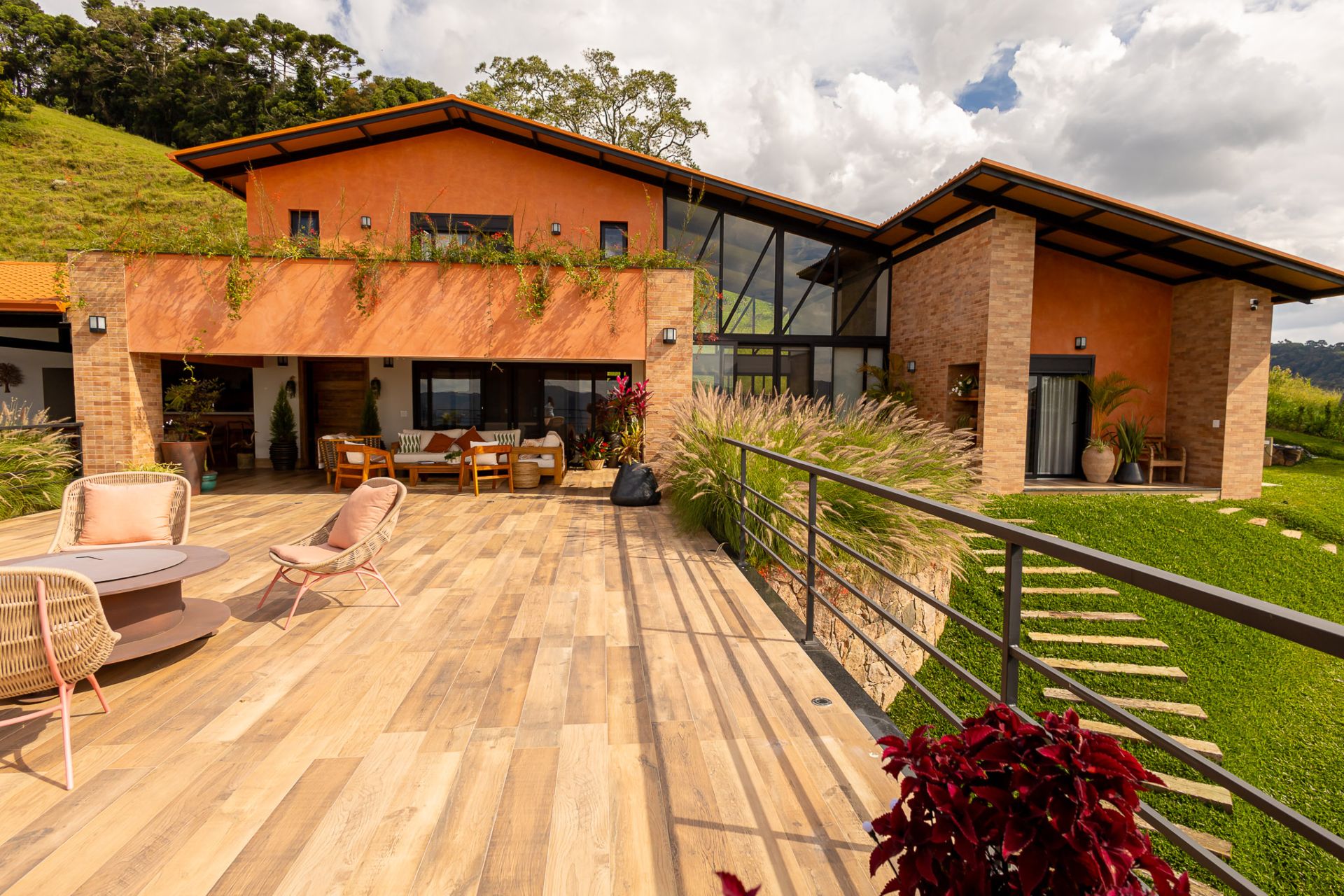 Como Escolher a Tinta Certa para a Fachada da Sua Casa: Durabilidade e Estilo