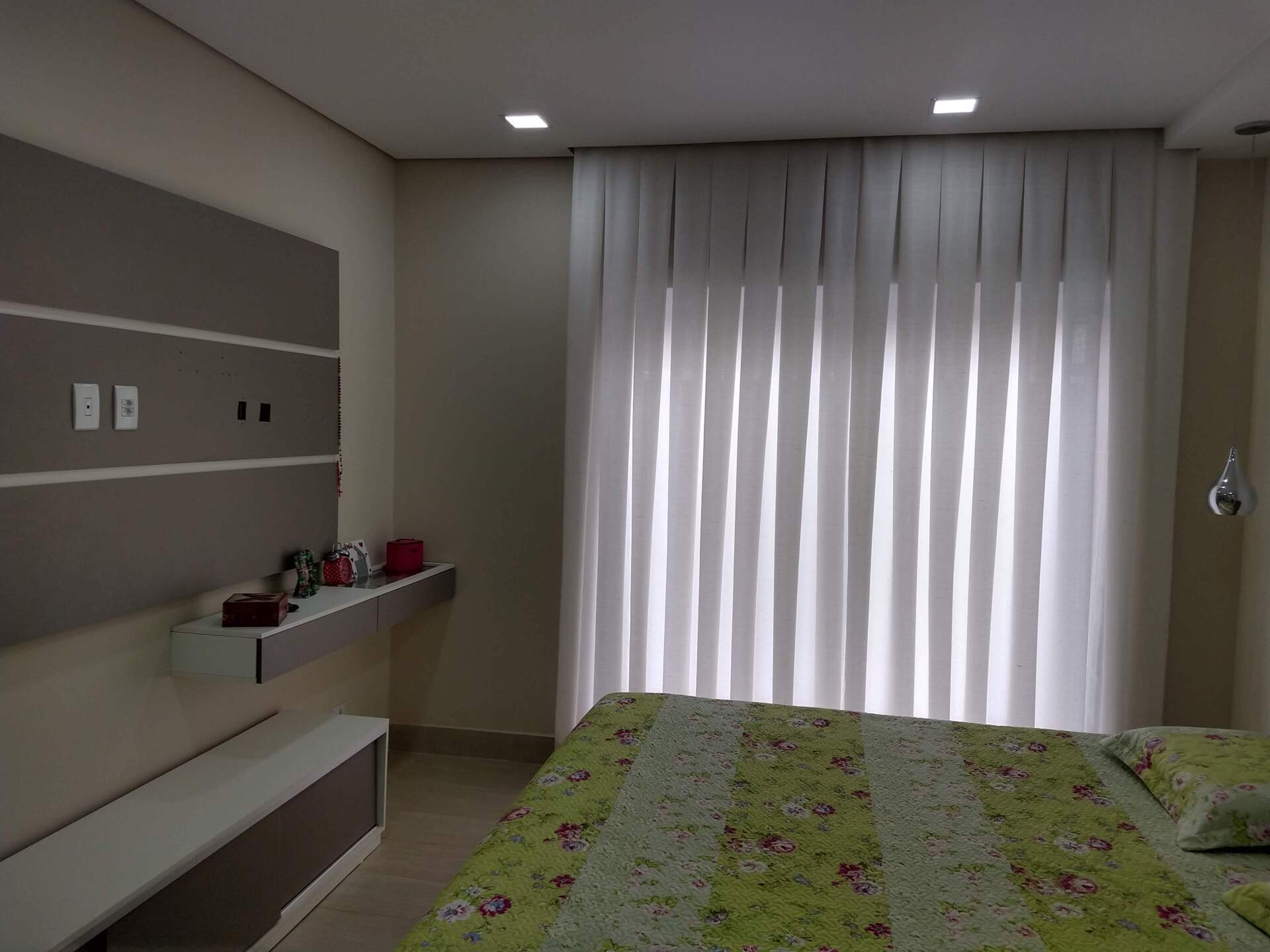 cortina de tecido ou PVC para quarto