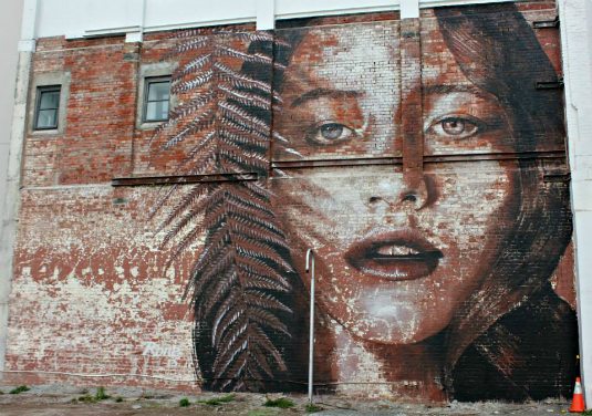 Guia de Segurança para Mulheres Viajantes Solo em Cidades com Arte Urbana