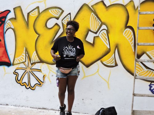 Guia de Segurança para Mulheres Viajantes Solo em Cidades com Arte Urbana