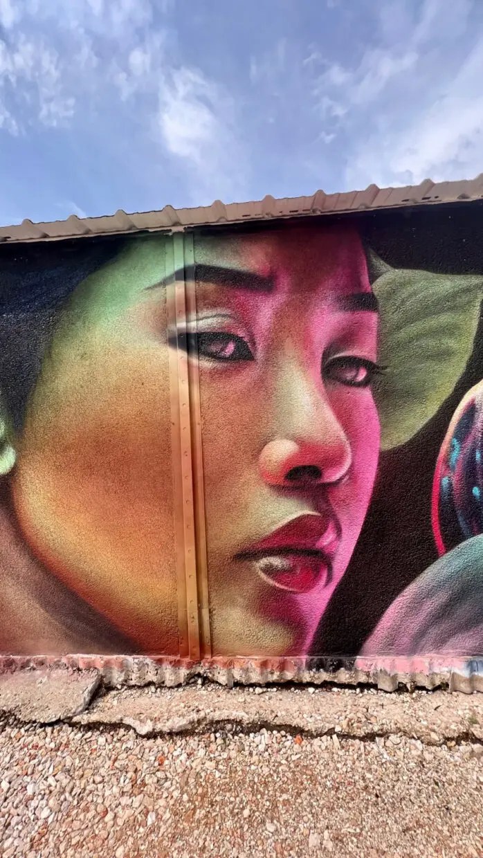 Guia de Segurança para Mulheres Viajantes Solo em Cidades com Arte Urbana