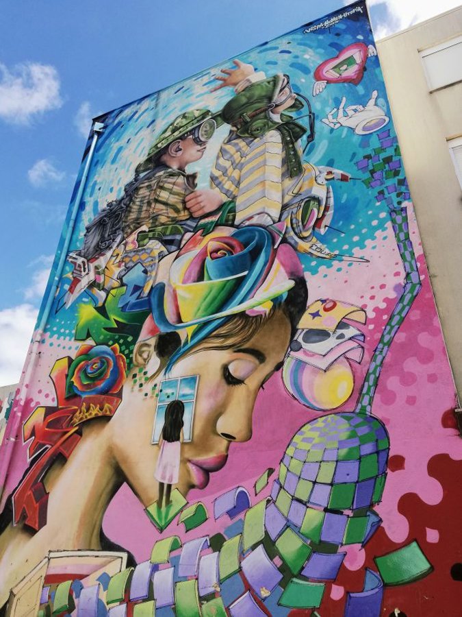 Guia de Segurança para Mulheres Viajantes Solo em Cidades com Arte Urbana