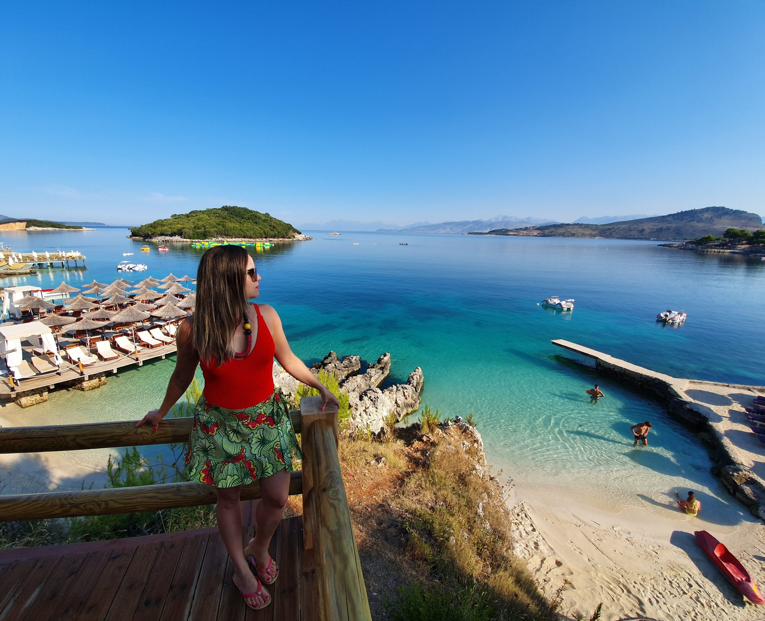 Melhores destinos para mulheres solo na Albânia e Grécia