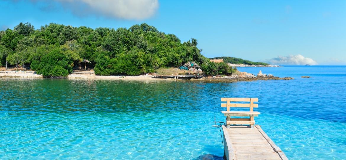 Dicas de transporte e hospedagem para viajantes solo na Grécia