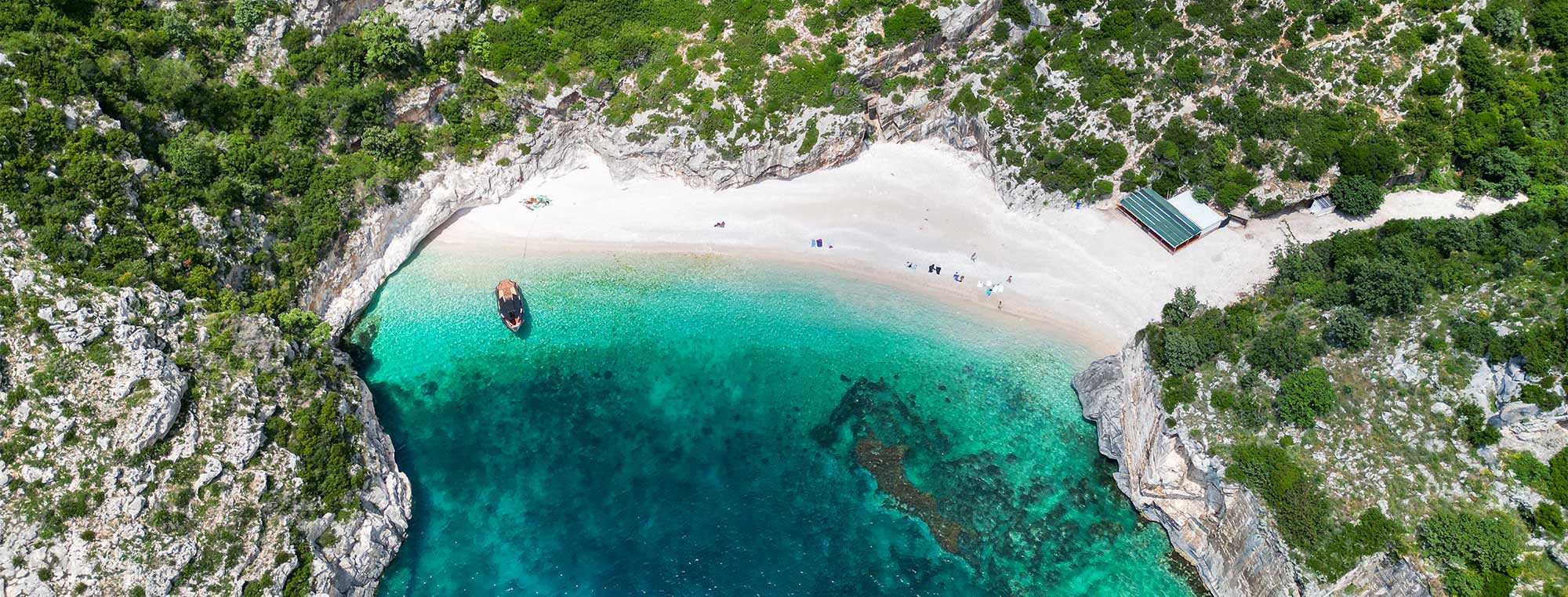Melhores destinos para mulheres solo na Albânia e Grécia