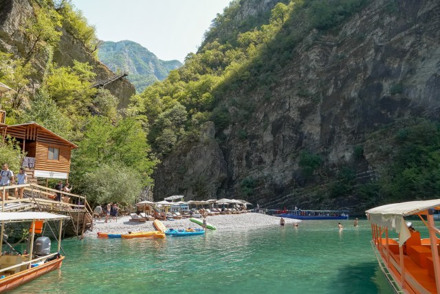 Melhores destinos para mulheres solo na Albânia e Grécia