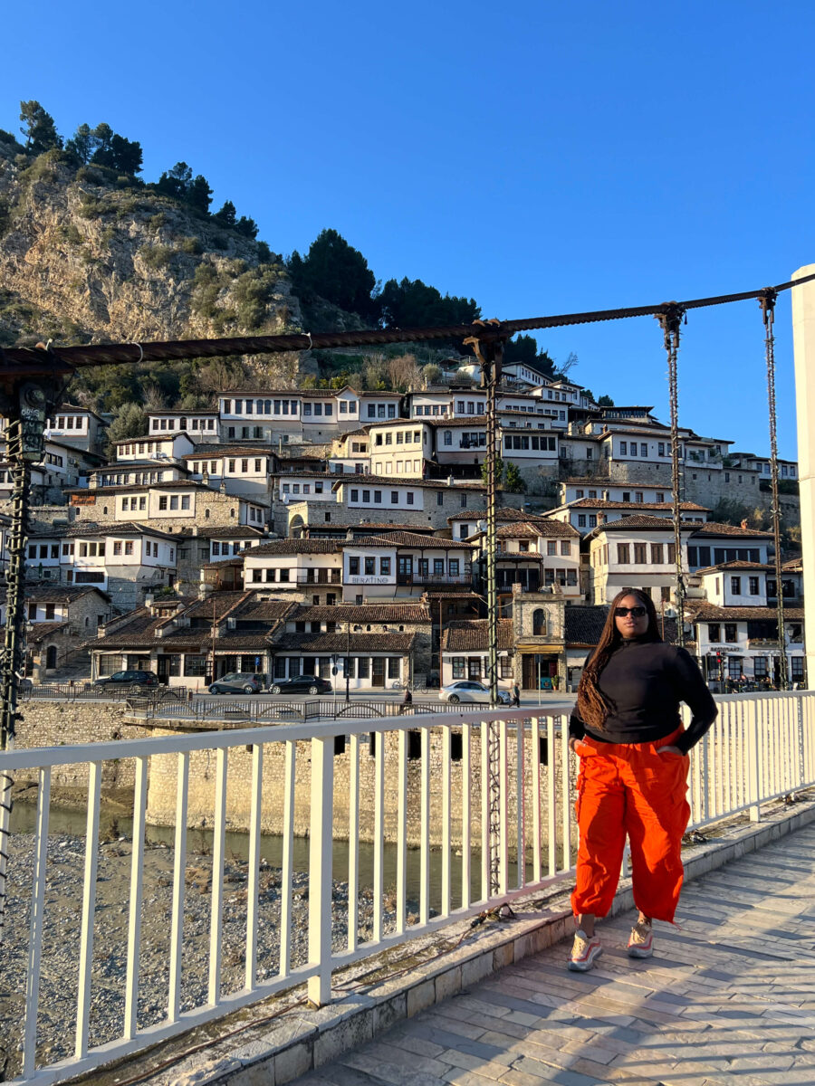 Dicas de transporte e hospedagem para viajantes solo na Grécia