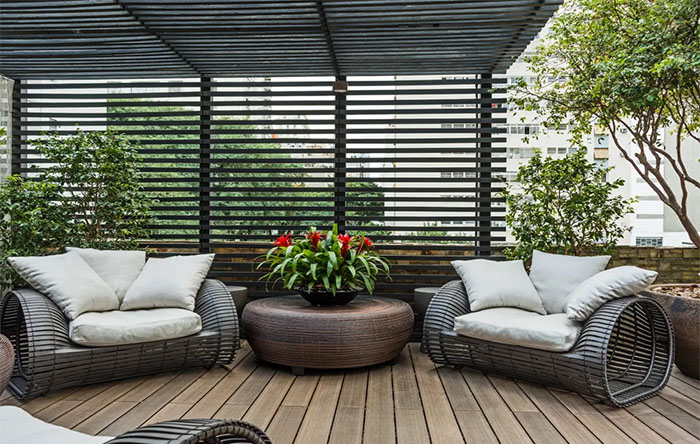 Alumínio vs. Fibra Sintética: Qual o melhor para sua varanda?