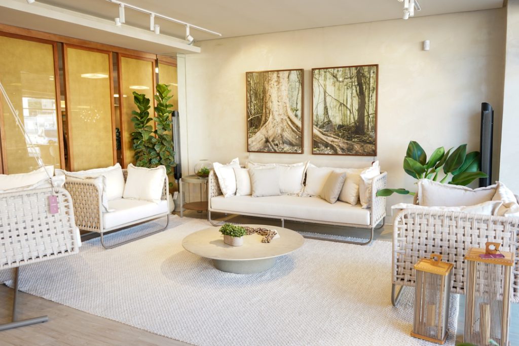 Alumínio vs. Fibra Sintética: Qual o melhor para sua varanda?