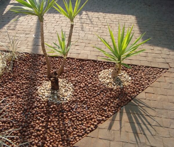 Como Criar Caminhos e Delimitar Espaços com Pedras Decorativas