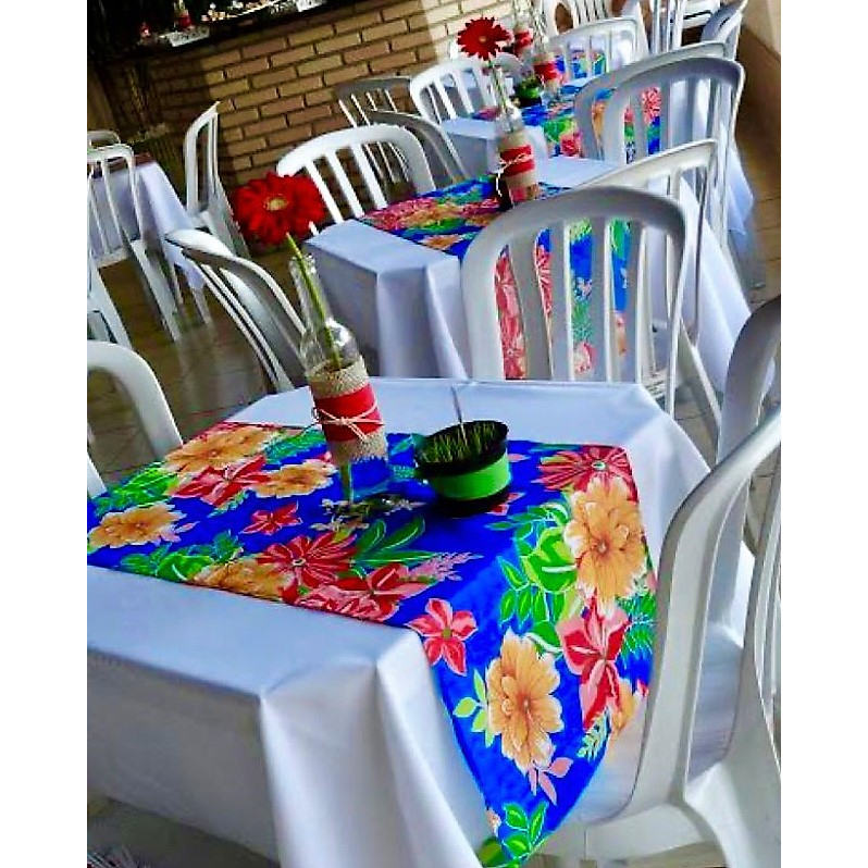 decoração de mesa junina com bandeirinhas