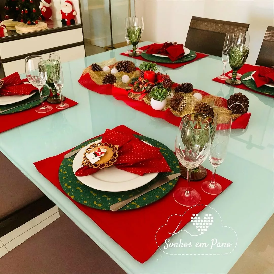 mesa de natal decoração com pinhas