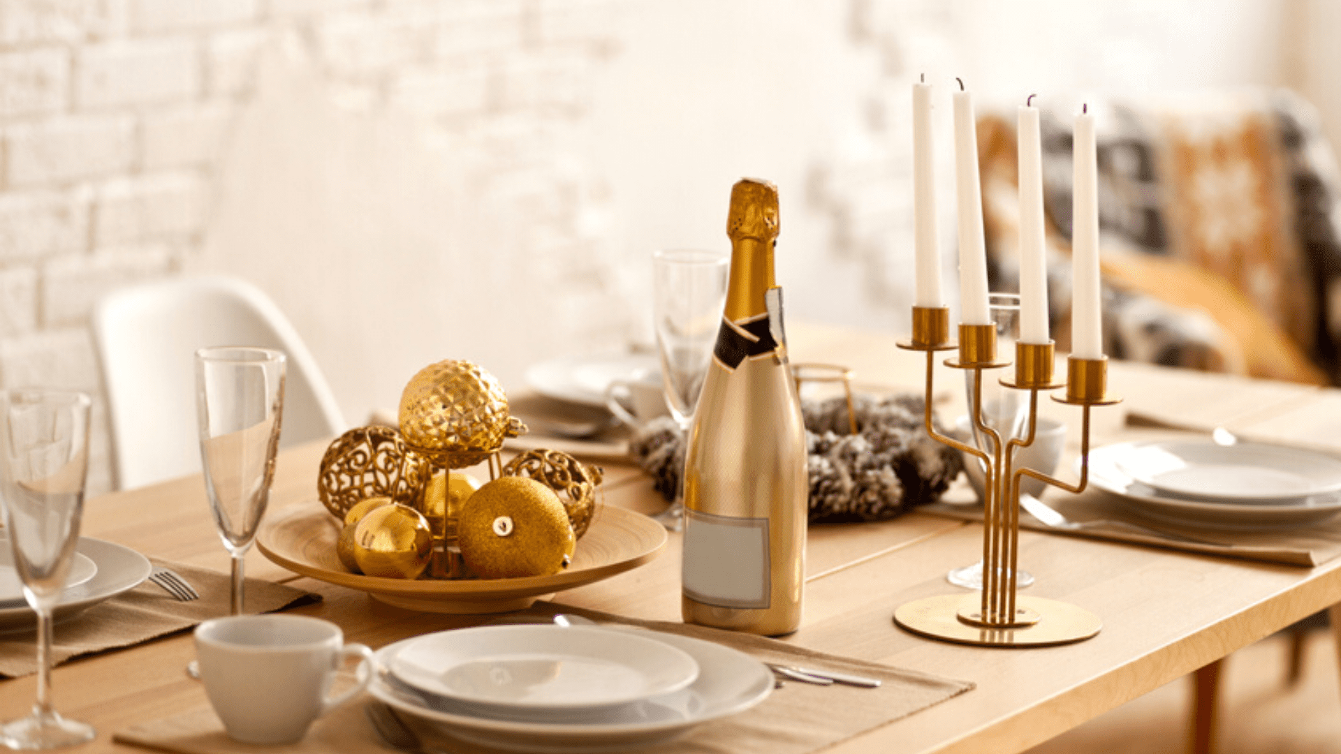 mesa de reveillon decoração com garrafas pintadas