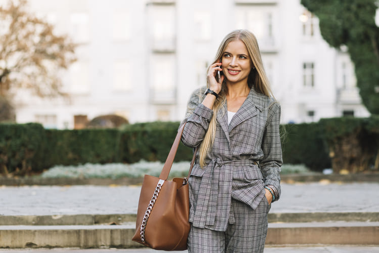 moda executiva com cores vibrantes