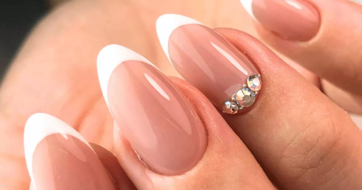 unhas amendoada delicadas