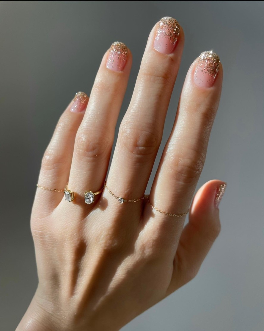 unhas com pedrarias para virada
