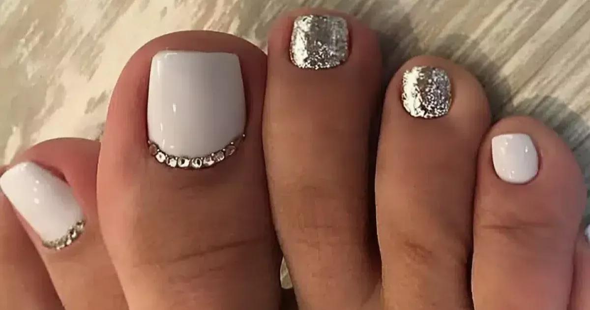 modelos de unhas para os pés com glitter